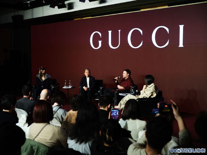 沙诺参加在东华大学举办的专题座谈