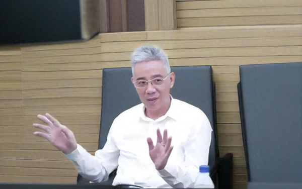 配资证券 19岁入行39岁创业, 温商陈育宣: 指甲盖零件突围180亿中国芯力量